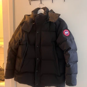 Canada Goose - Hjälper min vän att sälja hans vinterjacka i storlek L. Kom gärna med bud( priset går att diskuteras). 