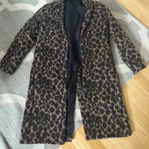 Jätteskön o varm kappa i ull Coolt mönster Inköpt på Arkivet för 900 kr