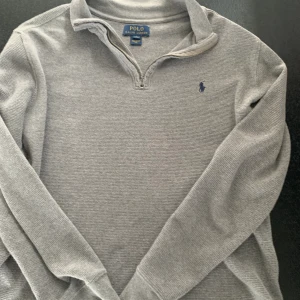 Ralph lauren half zip - Tja! Säljer denna feta Halfzip från Ralph lauren. Knappt använd och bra skick, har ett litet hål bredvid storlekslappen men som inte syns, som ni ser på bild 3. Storlek XS/S 14-16 år. Hör av er vid funderingar🔥👀