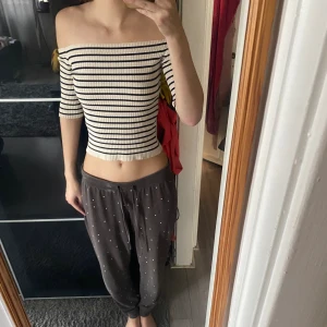 Zara topp - En zara topp som är randig och är i en fin varm färg och som är offshoulder och är slutsåld hos Zara