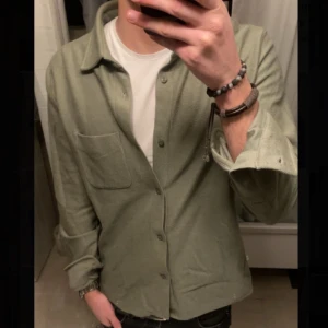 Grön överskjorta  - Enkel överskjorta i 100%bomull 