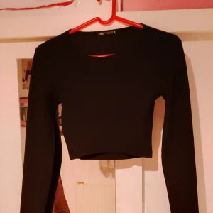 Svart topp - En svart topp i storlek s som endast är provad.