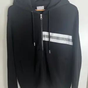 Unik & super fet Moncler zip köpt från NK sthlm säljes för bra pris! Kvitto/tags medföljer. Storlek L Nypris - 5.899 Mitt pris - 2.999 Kontakta vid intresse😄💛