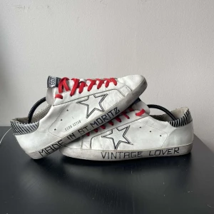 Golden gosse  - Säljer nu dessa ass feta golden gosse skorna. I en snygg och unik modell. Skosnörenas är inte de snyggaste men går att byta ut så att skorna får ett rejält lyft. Storlek 45🙌🏻🔥inköpta i st moritz, dessa finns endast där🤩