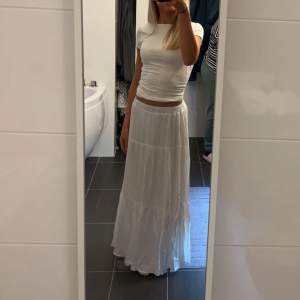 Säljer min superfina vita lång kjol från Stradivarius. Använd 1-2 gånger så som ny! Perfekt till sommaren. Säljer då den inte kommer till användning💕