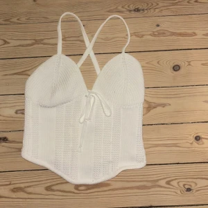 Sommartopp - Vit virkad Sommartopp från zara som endast använts enstaka gånger. Den passar till allt och är perfekt nu inför sommaren🥰🥰