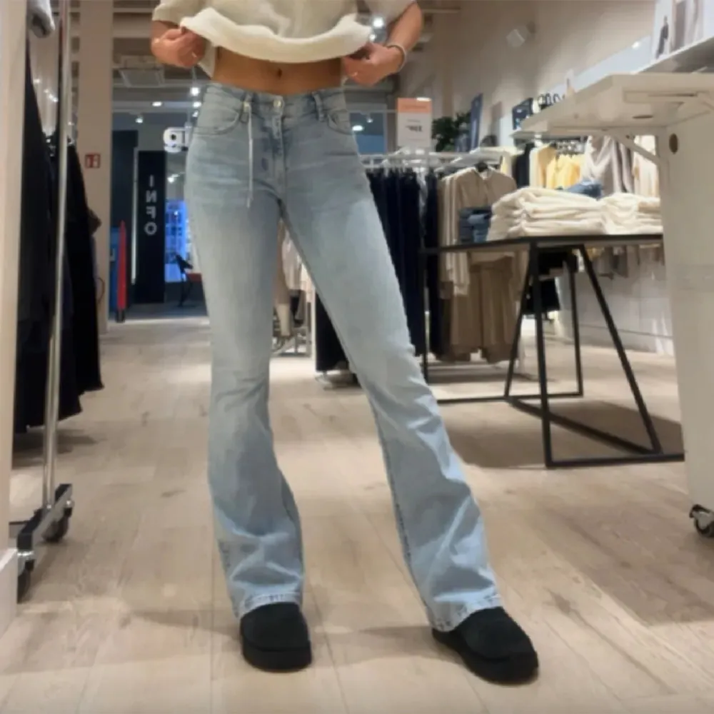 säljer ett par ett par helt oanvända blå jeans från gina tricot!  De sitter perfekt i längden och midjan, är 165 cm lång.🥰 nypris 500. Jeans & Byxor.