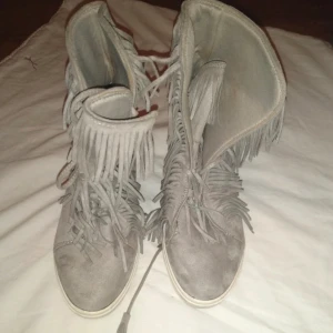 Skit snygga skor med fransar - Kom ej till användning 