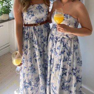 & other stories maxiklänning - Endast använd en gång Maxiklänning med brett avtagbart bälte i midjan ”Korsett” topp med stretch baktill. Sitter supersnyggt på🥰