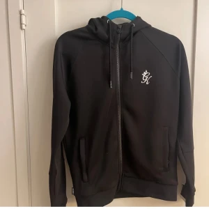 Gym king tracksuit  - Fräsch och snygg tracksuit från Gym king köpt på JD sports.  Jättebra skick och nästan helt oanvänd.    Uk size 12, svensk storlek M.  Pris kan diskuteras. 