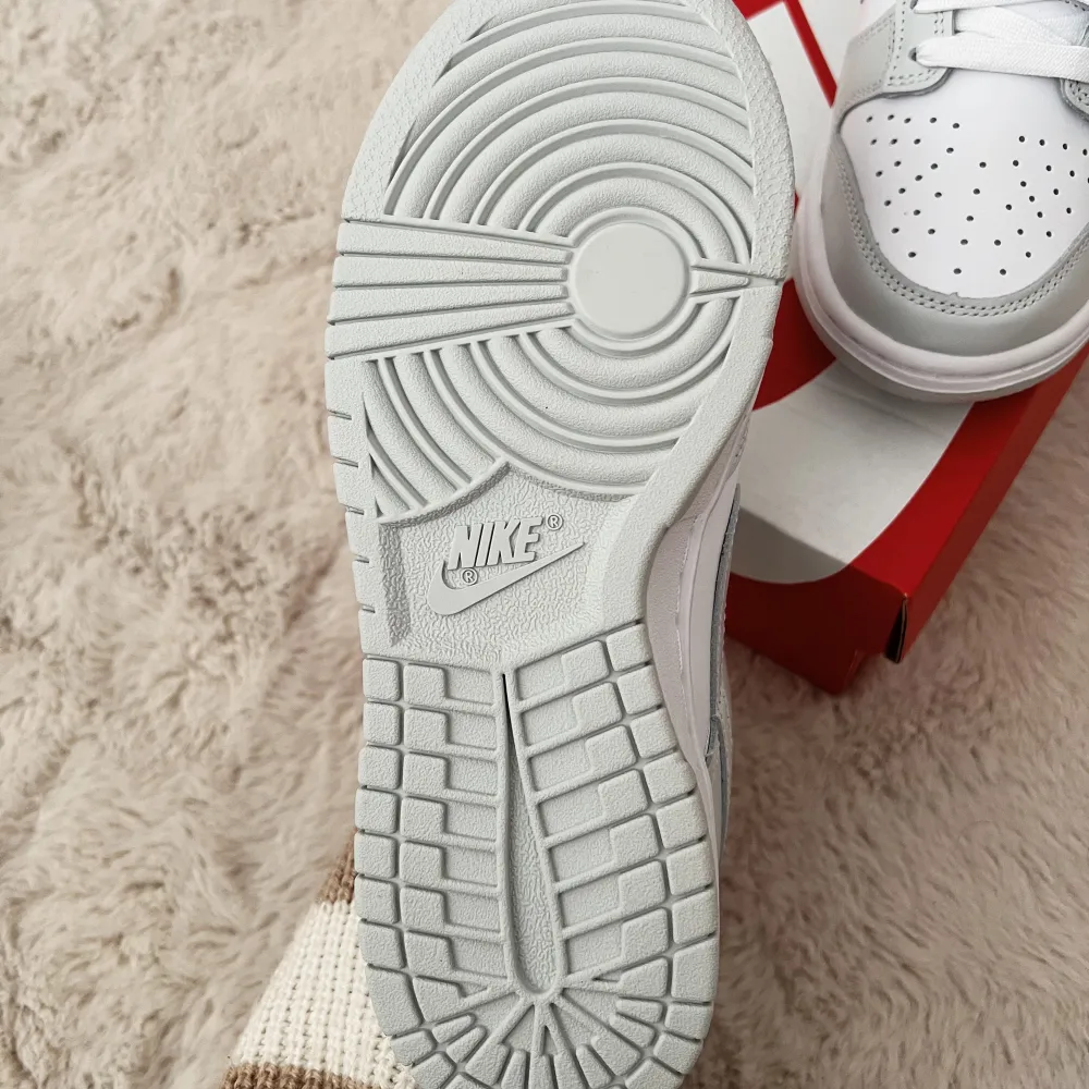Helt nya Nike dunk low i strl 37,5 i färgen grå. Säljer pga att det var för små för mig. . Skor.