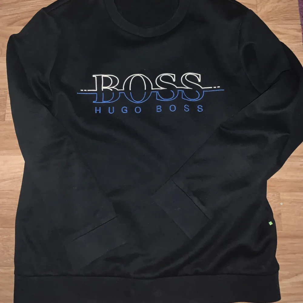 Hugo boss tröja, modellen säljs inte mer så man kan inte få tag på den mer, står storlek M men är S kan även passa M om man väger mer. Tröjor & Koftor.