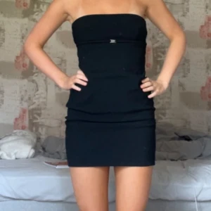 Slutsåld Zara klänning - Skitsnygg helt slutsåld Zara klänning med spännen i ryggen. Endast använd en gång. 