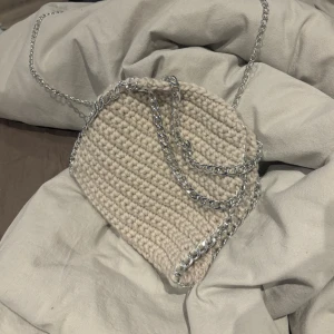 Väska - Stella McCartney liknande väska jag virkat själv Naturvit/beige med silvrig kedja