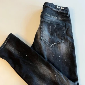Dondup George nya - Tja! Säljer ett par sprillans nya Dondup Jeans, 10/10 skick. Skön färg och modellen är George. Storlek 32. Köpts från United Fashion för 4200 kr.  Hör av er vid funderingar! Kan gå ner i pris vid snabb affär!