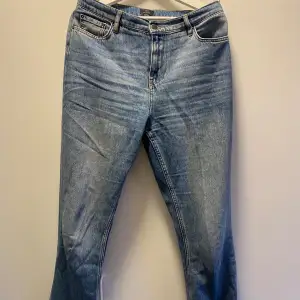 Jeans från Nelly med slits i benen, 