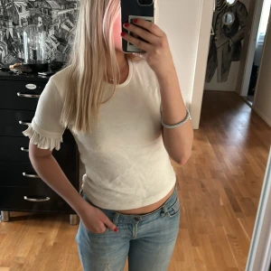 Stickad t shirt  - Beige as söt, från zara. Använd typ 3 gånger Max ❤️ pris plus frakt. 