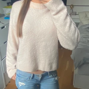 Rosa stickad tröja  - Superfin tröja från hm, köpt för 350 och använd 2 gånger. Den är i storlek xs men sitter mer som s/m. Den är nyskick(mjuk och ej nopprig) skriv för frågor. 
