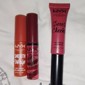 Nyx produkter  - Säljer Nyx produkter (Ny skick) -nyx whip (matte lip cream) -nyx candy swirl (lip gloss)  -nyx sweet cheeks (soft cheek tint blush mousse)  Säljer alla för 50kr + frakt! 