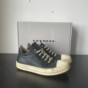 rick owens ramones - vegan rick owens drkshdw ramones i storlek 43. sitter 42/43. köpta på tradera av en farsa så har extremt svårt att tro att dem inte är äkta. lite skador här o var både insida o sulan som har lotsnat lite härodär. skulle behöva en tur till skomakaren.