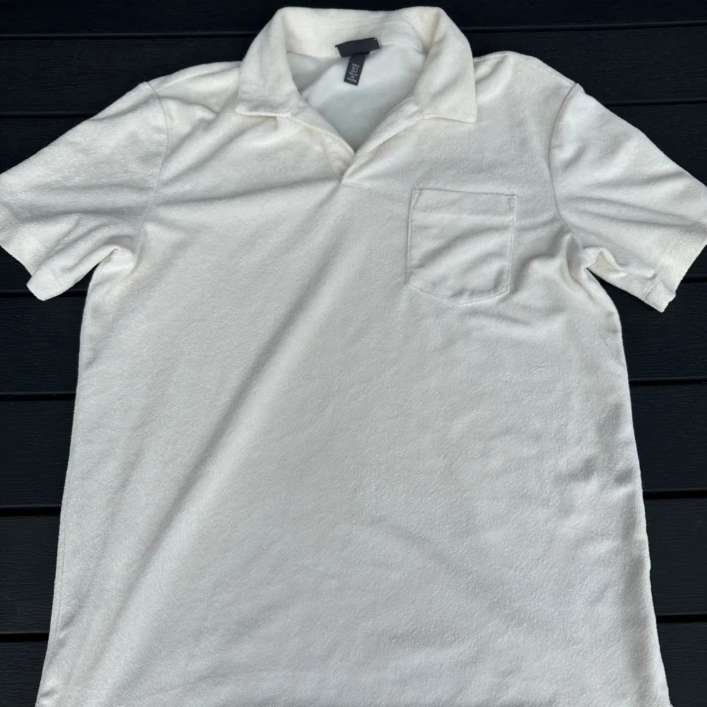 Säljer denna skjorta för den är för liten Vet inte hur mycke den kosta. Skick är 8/10 skulle nästan säga 9 Den är ben vit och i storlek S. Skjortor.