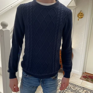 Stickad J.Lindeberg Tröja - Skön och snygg J.Lindeberg tröja! schysst passform! 👕Skick 8,5/10✍🏼 TITTA MIN SIDA SÅ DU INTE MISSAR NÅGOT ÄNNU FETARE!🍾💶Kom dm ifall du har några frågor!🙋‍♂️😊