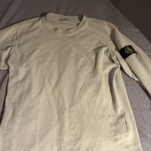 Stone Island tröja - Fin stone island tröja i storlek M, den är beige och fint skick, 9/10, gör en snabb deal på denna då den bara ligger hemma, pris kan gå ner vid snabb affär ! Självklart äkta!