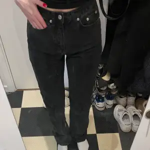 Svarta jeans med hög midja från NA-KD. Gott skick.