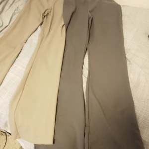 Flare byxor  - Helt nya flare byxor (strl M) som endast har använts 1 gång. Säljer då jag inte använder dem och dem bara hänger i garderoben. Säljer båda för 120kr + frakt! 