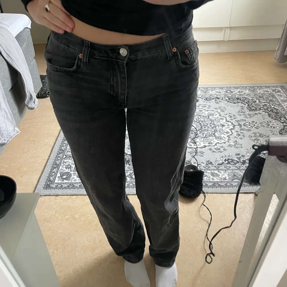 Säljer mina svarta low waist jeans från Gina tricot i en straight modell. Knappt använda. Jag är 167, skriv för fler bilder💕🫶🏼. Jeans & Byxor.