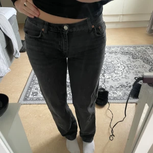 Svarta low waist jeans - Säljer mina svarta low waist jeans från Gina tricot i en straight modell. Knappt använda. Jag är 167, skriv för fler bilder💕🫶🏼