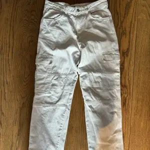 Säljer mina cargo byxor från pull N bear  Köpte för 70€  Storlek 32/32