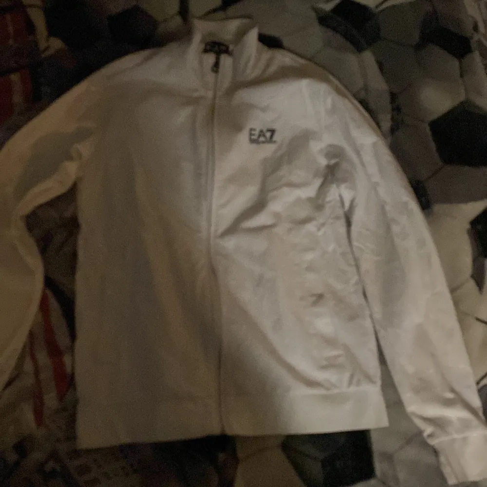 En vit tröja som är i zip är i storlek M. Den har använt några gånger men är för liten för mig nu. Den är i mycket bra skick.. Tröjor & Koftor.