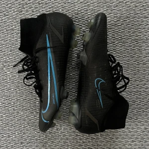 Nike Mercurial Superfly 8 Elite FG - Köpta från Nikes hemsida för ca 3000kr. Sparsamt använda, nästan nyskick!  Kontakta mig vid frågor och funderingar.
