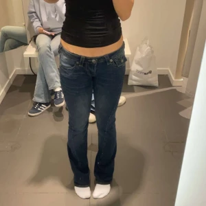 True religon  - Säljer dessa true religon jeans, mått är 24 i midjan och 31 i längden, de är i toppen skick bara förstora i midjan för mig, kostar 1400 säljer för 1000. Kan mötas upp i Stockholm⭐️⭐️