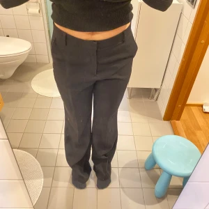 Svarta kostymbyxor  - Populära kostymbyxor från Lindex med låg/medelhög midja och raka ben. Använda men i mycket bra skick. Säljer då de är för stora för mig.
