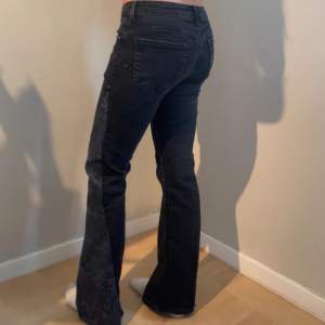 Svart leopard jeans midja-67cm inerben-74cm