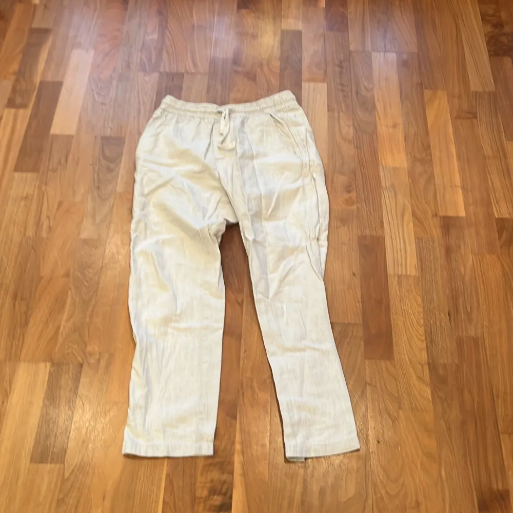 Säljer nu ett par beigea linne byxor som inte har använts på länge  . Jeans & Byxor.