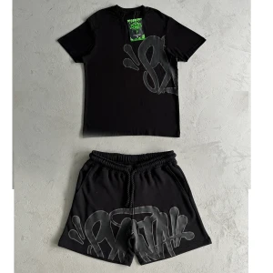 SYNAWORLD TRACKSUIT SHORTS SET CENTRAL CEE UK DRIP SUMMER CORTEIZ - aldrig använd. Helt ny kommer med original förpackning med klistermärken nyckelring och allt. Storlekar S och M 1 : 1