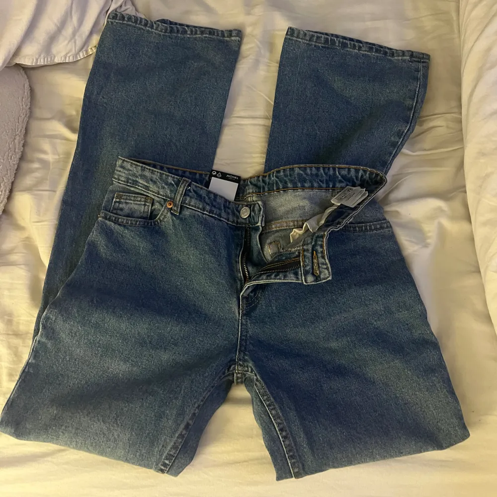 Säljer dessa jeans från Monki, köpta på Hm som var för stora för mig. Aldirg användt och lite av lappen sitter kvar. Nypris-499kr, säljer för 300.. Jeans & Byxor.