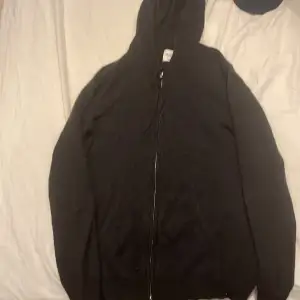 Snygg stilren Kashmir hoodie från märkte John Henric, mörk grå färg och ligger på cirka 2000 nypris