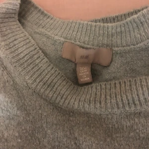 Stickad t-shirt - Super fin stickad t-short ifrån h&m köptes förra våren. Inte mycket använd  så i ganska bra skick. Säljer pga att ja har för många liknande tröjor😽 köpt för 350 kr storlek xs men passar även s