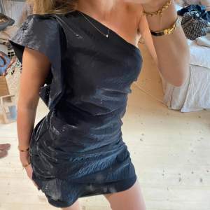 SUPER snygg klänning i jättee bra kvalitet!! One of a kined ❣️❣️❣️ väldigt eftertraktad och sällsynt💞 gillar väldigt mycket själv 💓💥