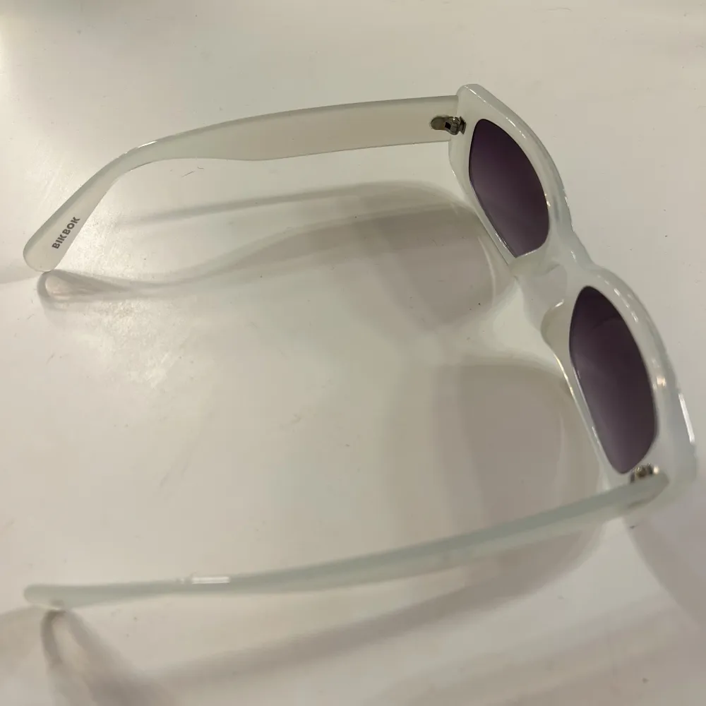Grå/vita solbrillor från Bikbok som i princip aldrig kommit till användning!😎. Accessoarer.
