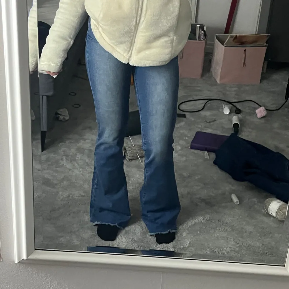 Helt nya (endast testade) utsvängda jeans. Super bekväma och ganska stretchiga! Jag är 160💞Storlek 1 som jag skulle tro motsvarar xs.. Jeans & Byxor.