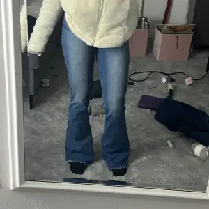 Helt nya (endast testade) utsvängda jeans. Super bekväma och ganska stretchiga! Jag är 160💞Storlek 1 som jag skulle tro motsvarar xs.