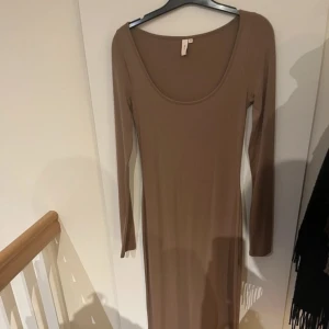Lång klänning  - Från Nelly. Aldrig använd. Långklänning liknar skims. Strl XS