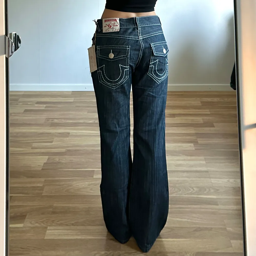Säljer dessa skitsnygga nya oanvända true religion jeansen då de tyvärr är lite för stora på mig. Modellen är joey bootcut. Midja: ca 87cm runt om. Innerben: 78cm. Jag är ca 169cm och brukar ha storlek 38 för referens. Använd gärna köp nu!🙌. Jeans & Byxor.