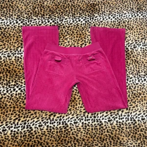 2000s juicy couture lowrise byxor - ✰*ੈ✩‧₊˚ läs gärna köpvillkoren innan köp ✰ inga bilder på <3 ✰ har en knapp på fickan som lossnat och lite tecken på användning längst ner (skriv dm) & ha i åtanke att det är ett sparsamt använt second hand plagg ✰ storlek S, midja: 36 & innerben: 74