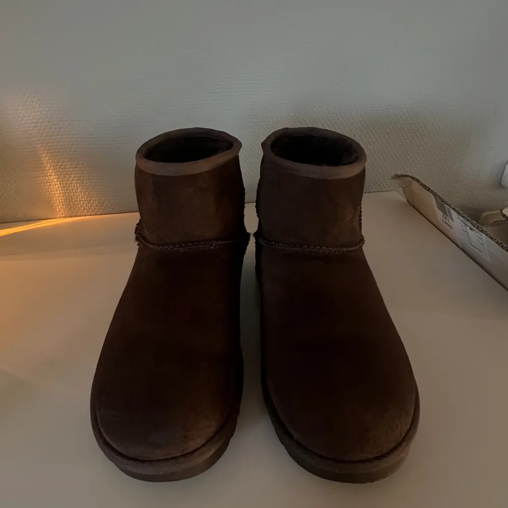 Mörkbruna UGGs, storlek 39. Använda fåtal gånger i väldigt bra skick. Låda finns. Skor.